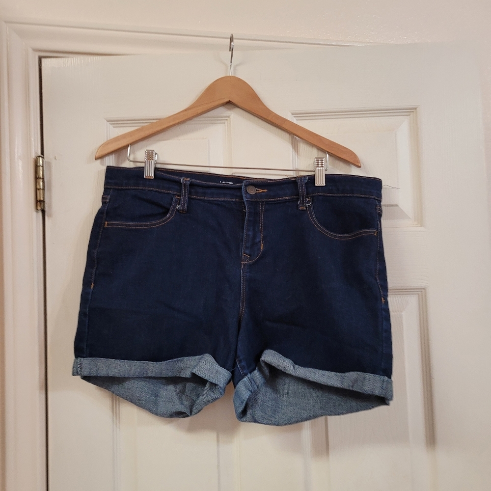 NWOT Old Navy Semi Fitted Jean Shorts . 14